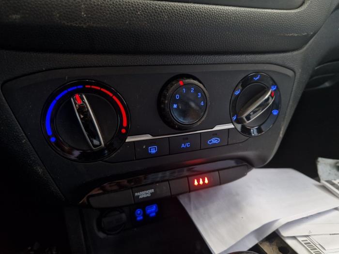 Hyundai i20 1.2i 16V Skrotfordon (2019, WIT ZWART)