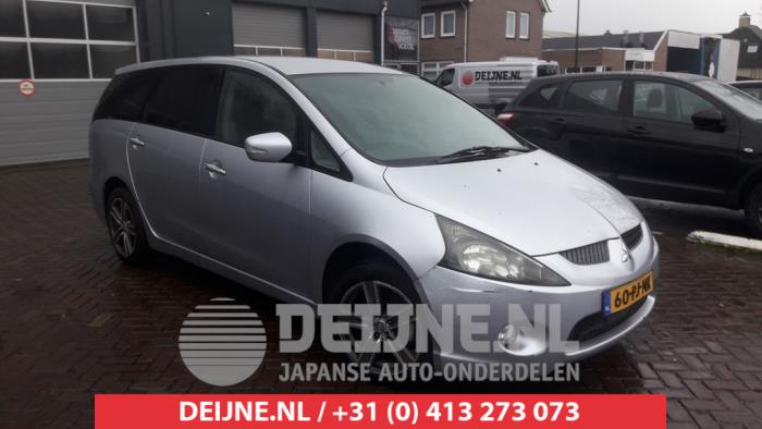 Mitsubishi Grandis 2.4 16V MIVEC Samochód złomowany (2004, Srebrnoszary)