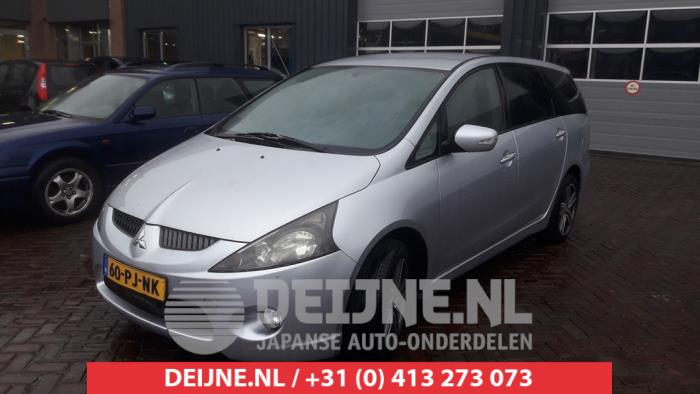Mitsubishi Grandis 2.4 16V MIVEC Samochód złomowany (2004, Srebrnoszary)