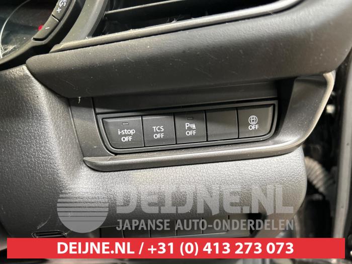 Mazda CX-30 2.0 e-SkyActiv-G 122 16V Skrotfordon (2021, ZWART)