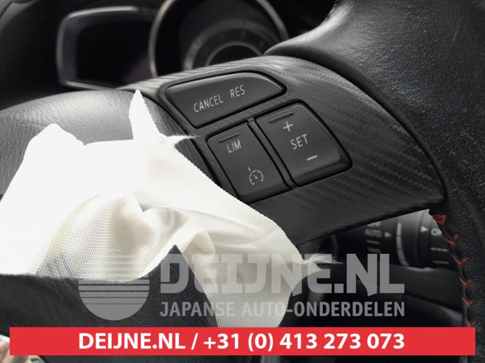 Mazda 3 2.0 SkyActiv-G 16V Skrotfordon (2016, WIT)