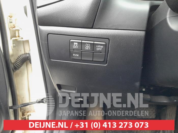 Mazda 3 2.0 SkyActiv-G 16V Skrotfordon (2016, WIT)