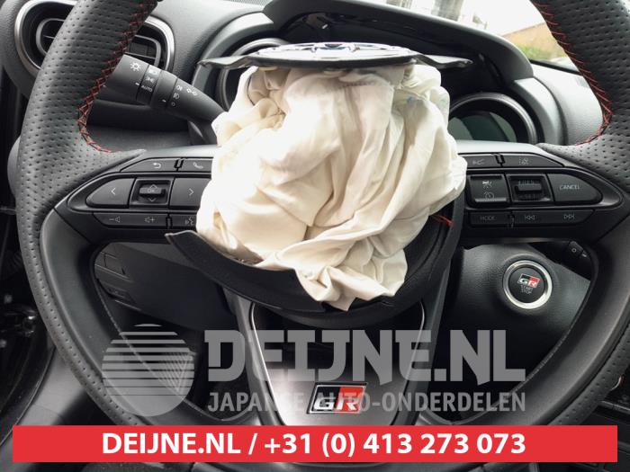 Toyota Yaris IV 1.5 12V Hybrid 115 Sloopvoertuig (2022, Zwart)