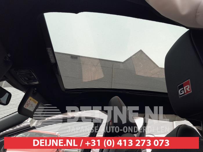 Toyota Yaris IV 1.5 12V Hybrid 115 Sloopvoertuig (2022, Zwart)