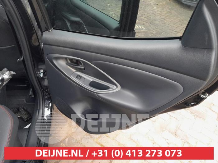 Toyota Yaris IV 1.5 12V Hybrid 115 Sloopvoertuig (2022, Zwart)