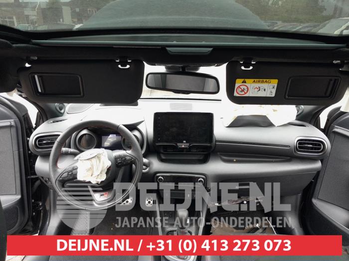 Toyota Yaris IV 1.5 12V Hybrid 115 Sloopvoertuig (2022, Zwart)