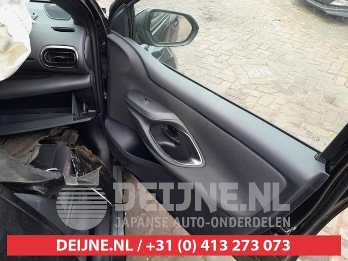 Toyota Yaris IV 1.5 12V Hybrid 115 Sloopvoertuig (2022, Zwart)