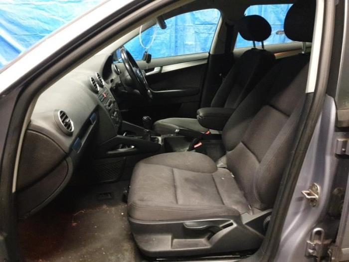 Audi A3 Sportback 2.0 FSI 16V Sloopvoertuig (2005, Zilvergrijs)