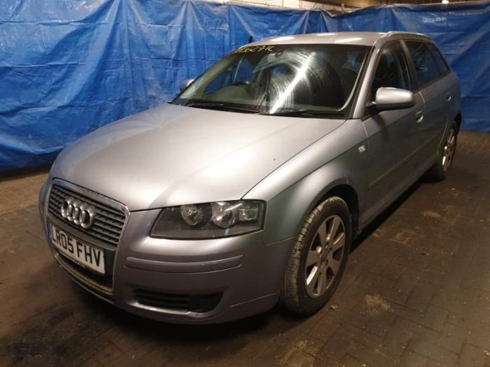 Audi A3 Sportback 2.0 FSI 16V Sloopvoertuig (2005, Zilvergrijs)