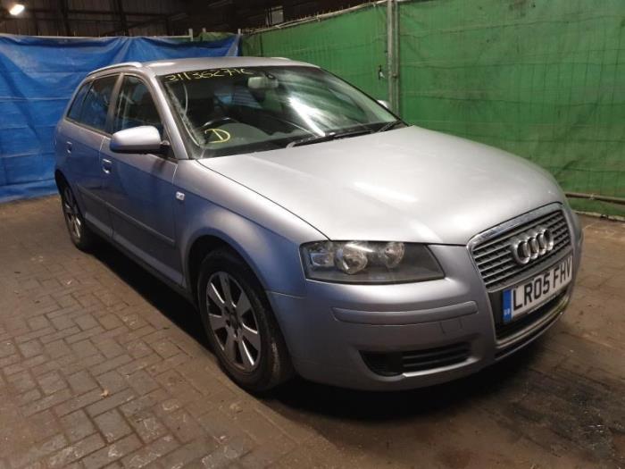 Audi A3 Sportback 2.0 FSI 16V Sloopvoertuig (2005, Zilvergrijs)