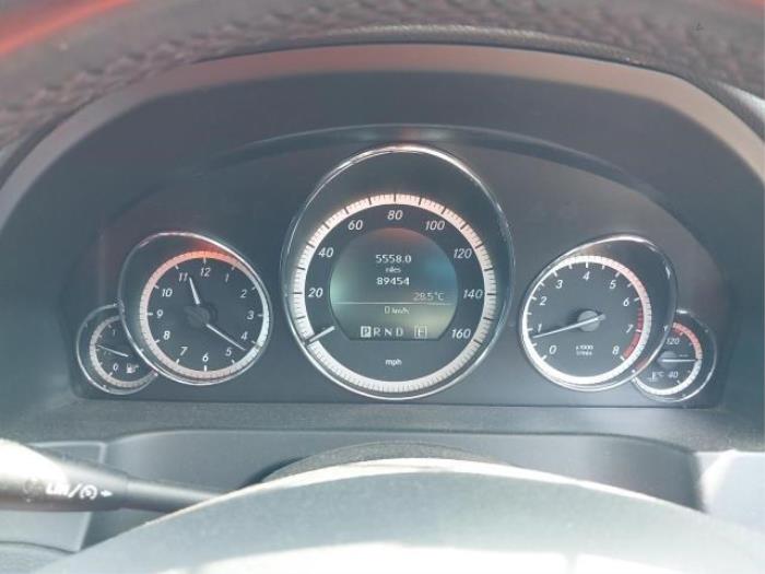 Mercedes E E-250 CGI 16V BlueEfficiency Sloopvoertuig (2010, Metallic, Zilvergrijs)