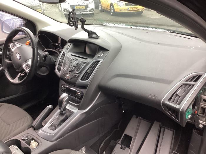 Ford Focus 3 Wagon 1.6 Ti-VCT 16V 125 Skrotfordon (2012, ZWART)