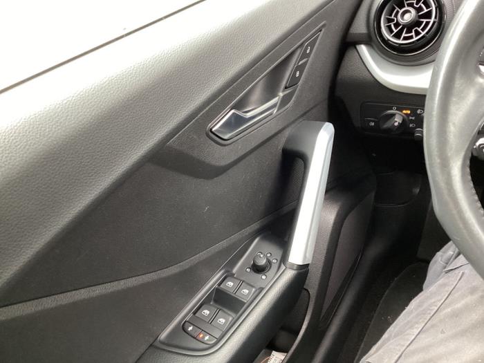 Audi Q2 1.0 TFSI 12V Skadat fordon (2018, ZWART)