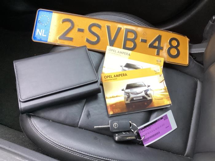 Opel Ampera 1.4 16V Samochód uszkodzony (2013, Czarny)