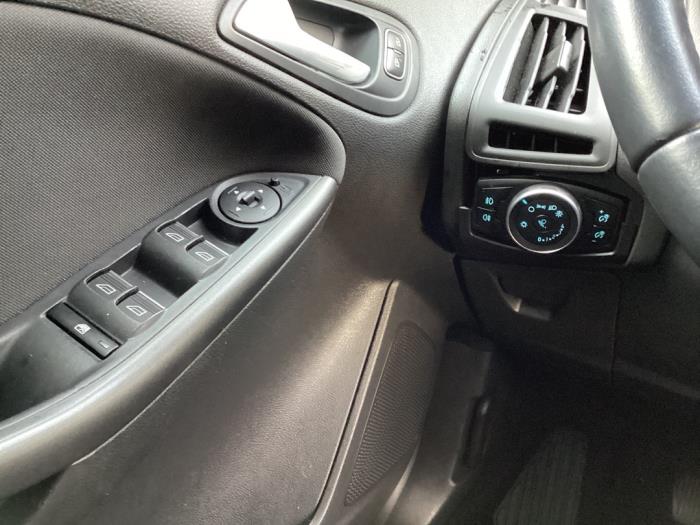 Ford Focus 3 Wagon 1.0 Ti-VCT EcoBoost 12V 125 Skadat fordon (2018, BLAUW)