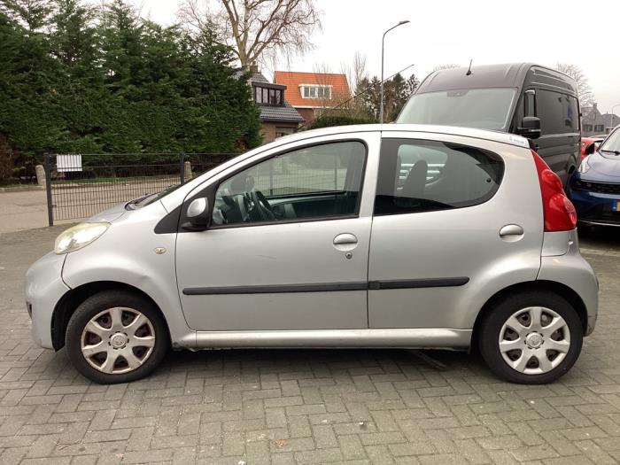 Peugeot 107 1.0 12V Skrotfordon (2009, GRIJS)