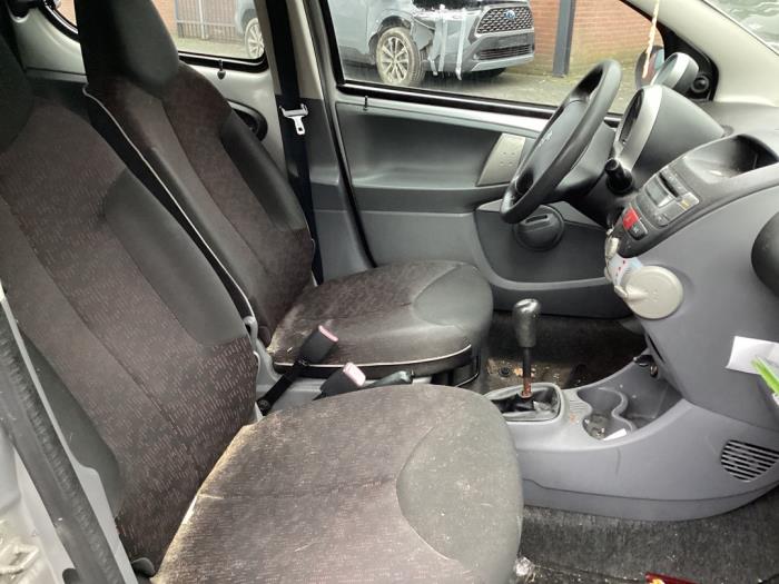 Peugeot 107 1.0 12V Skrotfordon (2009, GRIJS)