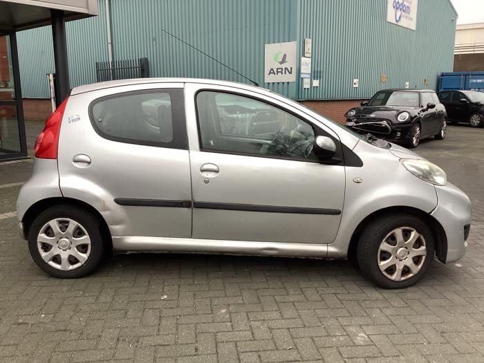Peugeot 107 1.0 12V Skrotfordon (2009, GRIJS)