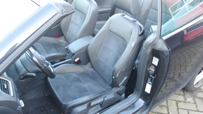 Volkswagen Golf VI Cabrio 1.6 TDI 16V BlueMotion Sloopvoertuig (2011, Metallic, Zwart)