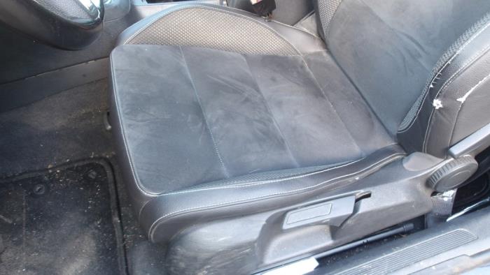 Volkswagen Golf VI Cabrio 1.6 TDI 16V BlueMotion Sloopvoertuig (2011, Metallic, Zwart)