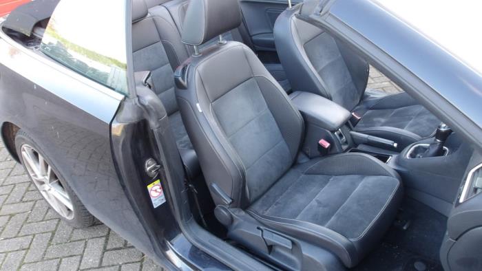 Volkswagen Golf VI Cabrio 1.6 TDI 16V BlueMotion Sloopvoertuig (2011, Metallic, Zwart)