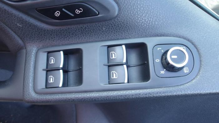 Volkswagen Golf VI Cabrio 1.6 TDI 16V BlueMotion Sloopvoertuig (2011, Metallic, Zwart)