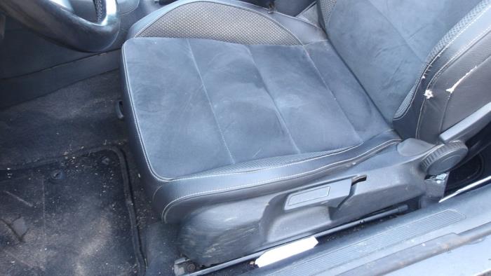 Volkswagen Golf VI Cabrio 1.6 TDI 16V BlueMotion Sloopvoertuig (2011, Metallic, Zwart)