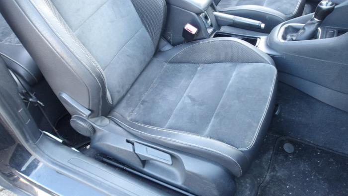 Volkswagen Golf VI Cabrio 1.6 TDI 16V BlueMotion Sloopvoertuig (2011, Metallic, Zwart)