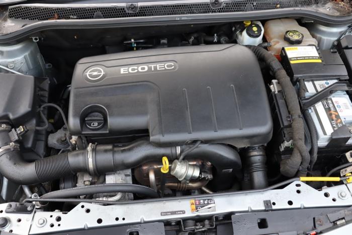 Opel Astra J Sports Tourer 1.7 CDTi 16V Skrotfordon (2013, GRIJS)