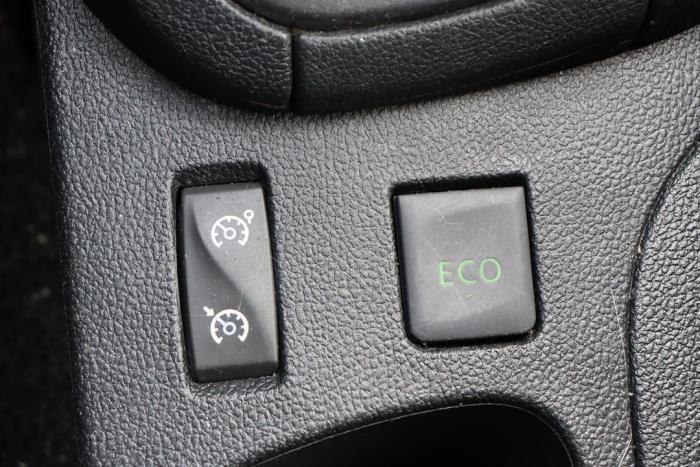 Renault Clio IV Estate/Grandtour 0.9 Energy TCE 90 12V Sloopvoertuig (2017, Rood)