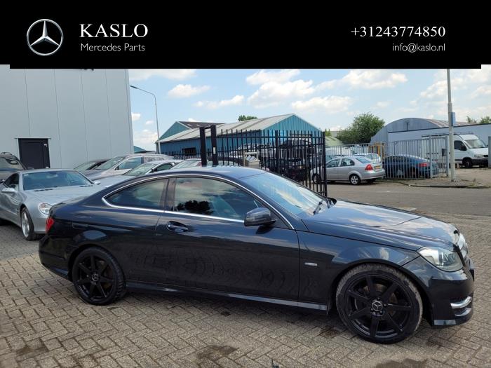 Mercedes C 1.8 C-180 CGI 16V BlueEfficiency Samochód złomowany (2011, Metalik, Czarny)