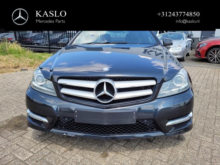 Mercedes C 1.8 C-180 CGI 16V BlueEfficiency Samochód złomowany (2011, Metalik, Czarny)