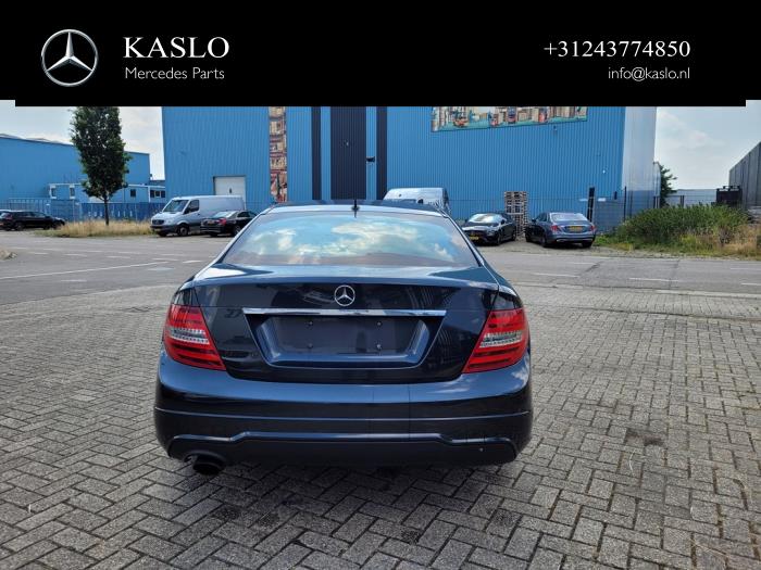 Mercedes C 1.8 C-180 CGI 16V BlueEfficiency Samochód złomowany (2011, Metalik, Czarny)