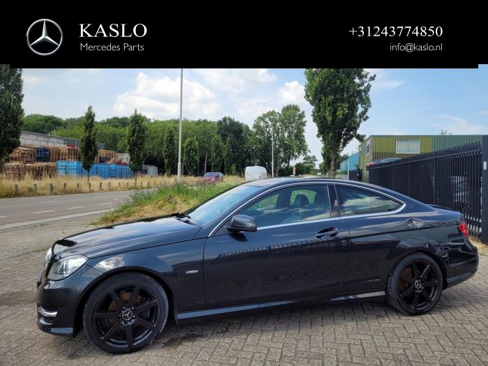 Mercedes C 1.8 C-180 CGI 16V BlueEfficiency Samochód złomowany (2011, Metalik, Czarny)