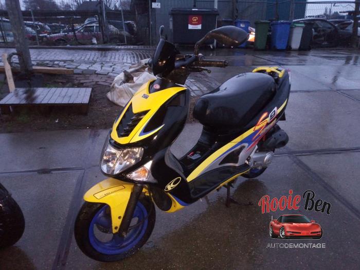 Kymco Agility Skuter (Samochód uszkodzony, 2005, Czarny, Zólty, Niebieski)