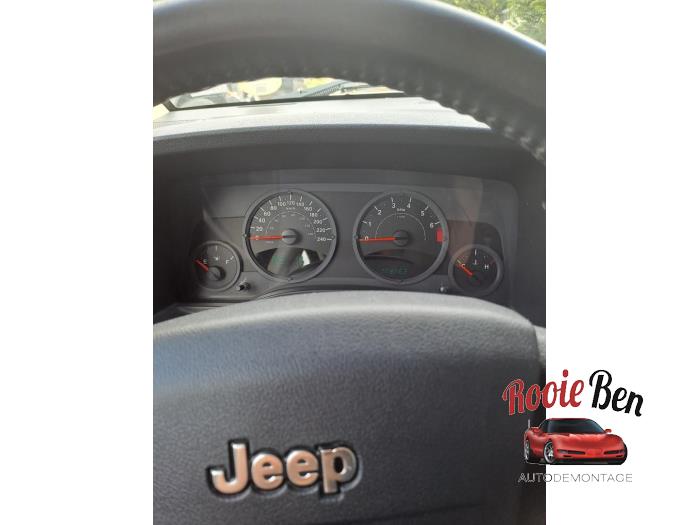 Jeep Compass I 2.4 16V 4x4 Skrotfordon (2008, GRIJS)