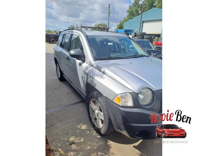 Jeep Compass I 2.4 16V 4x4 Skrotfordon (2008, GRIJS)