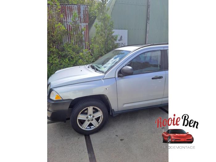 Jeep Compass I 2.4 16V 4x4 Skrotfordon (2008, GRIJS)