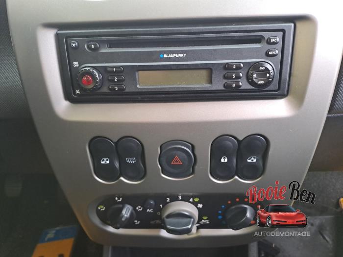 Dacia Sandero I 1.6 Skrotfordon (2010, GRIJS)