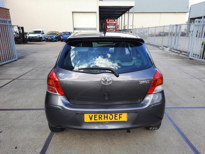 Toyota Yaris II 1.33 16V Dual VVT-I Sloopvoertuig (2009, Grijs)