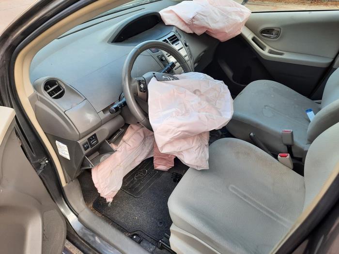 Toyota Yaris II 1.33 16V Dual VVT-I Sloopvoertuig (2009, Grijs)