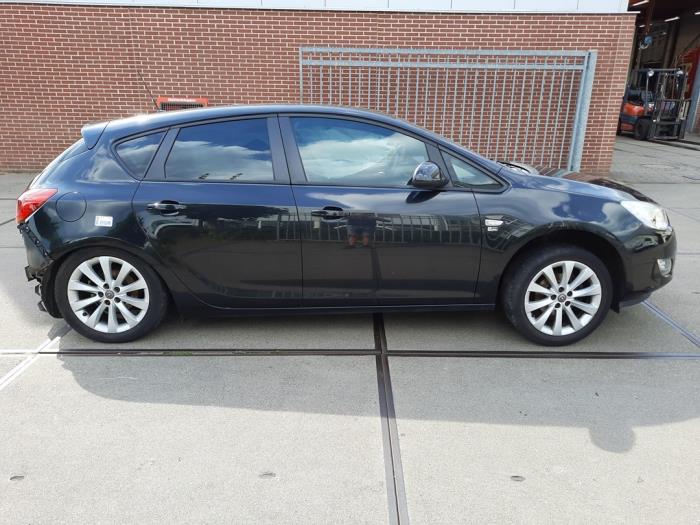 Opel Astra J 1.4 16V ecoFLEX Sloopvoertuig (2012, Zwart)