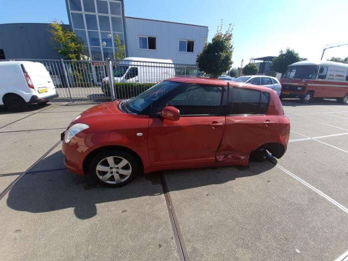 Suzuki Swift 1.3 VVT 16V Samochód złomowany (2008, Czerwony)