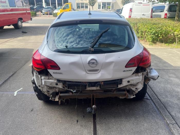 Opel Astra J 1.4 16V ecoFLEX Sloopvoertuig (2010, Wit)