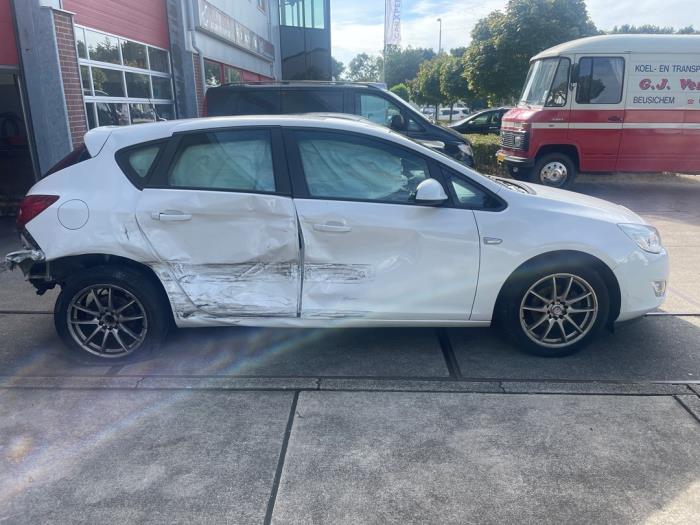 Opel Astra J 1.4 16V ecoFLEX Sloopvoertuig (2010, Wit)