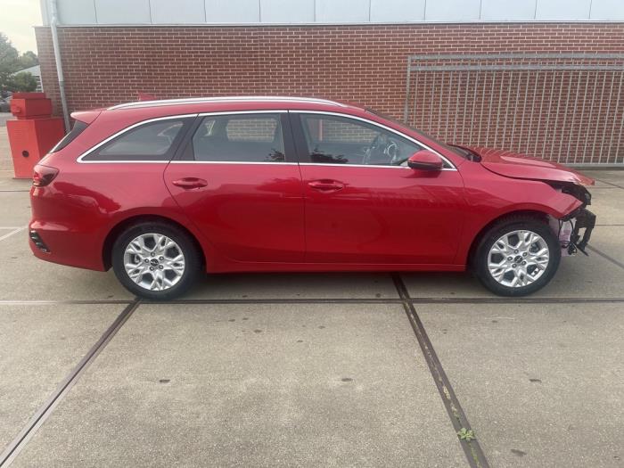 Kia Ceed Sportswagon 1.5 T-GDI 16V Schadevoertuig (2022, Rood)