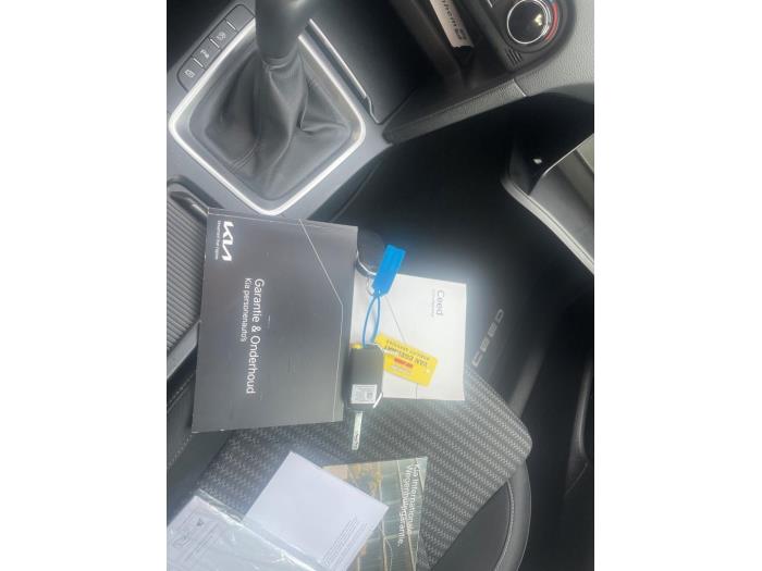 Kia Ceed Sportswagon 1.5 T-GDI 16V Schadevoertuig (2022, Rood)