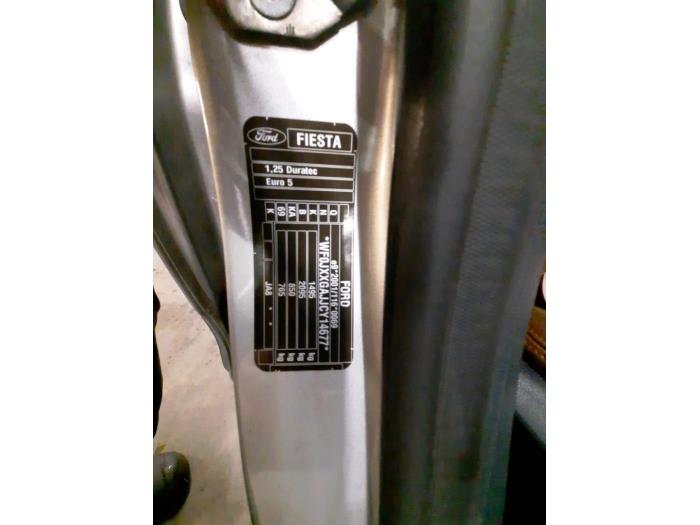 Ford Fiesta 6 1.25 16V Sloopvoertuig (2012, Zilvergrijs, Moondust)