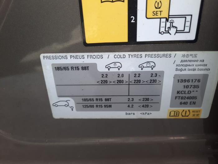 Peugeot 208 I 1.2 Vti 12V PureTech 82 Samochód złomowany (2015, Szary)