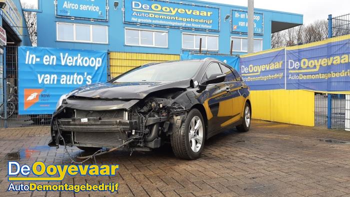Hyundai i40 CW 2.0 GDI 16V Skrotfordon (2012, ZWART)